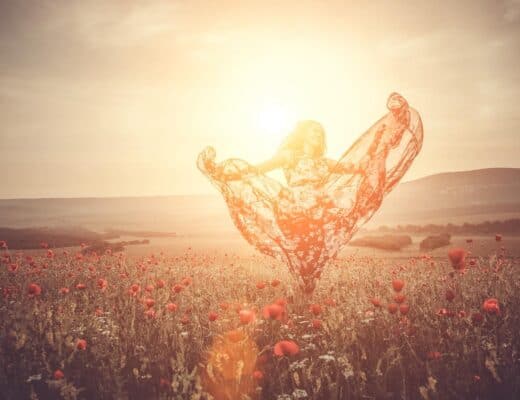 Nữ người mẫu với váy lụa bay bồng bềnh dưới ánh mặt trời lấp lánh.